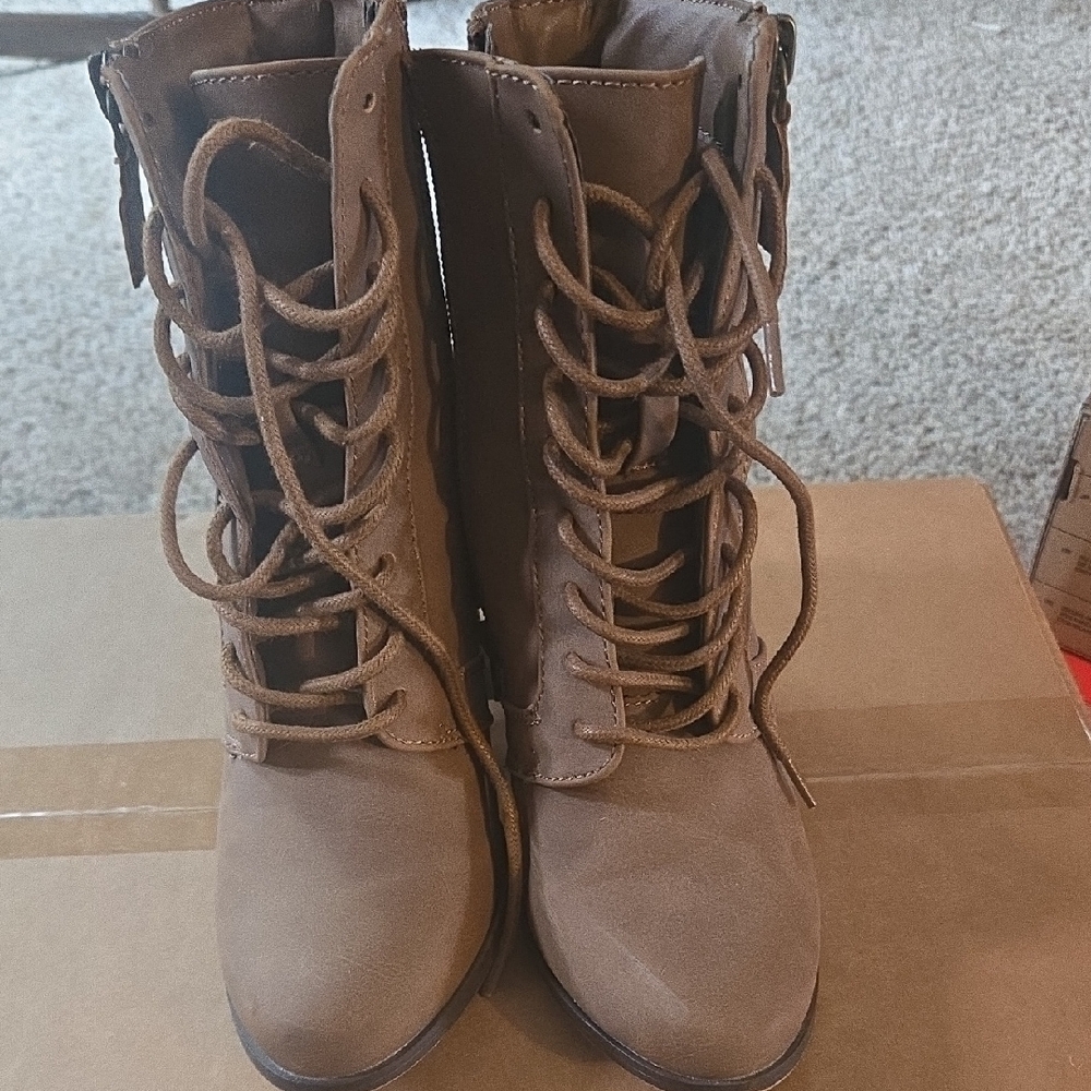 Elegant Brown Lace-Up Women's Boots 2inch Heel Size 6W Like New